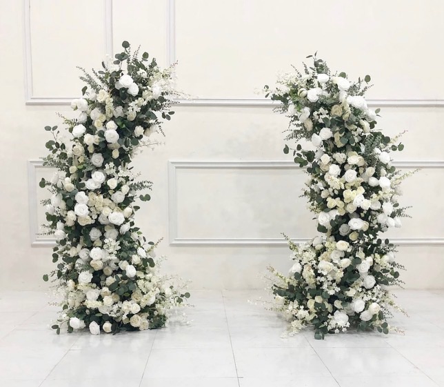 White floral ceremony columns for wedding decoration